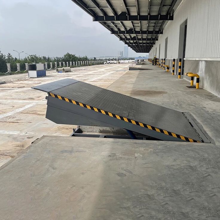 Box unloading at cold storage dock